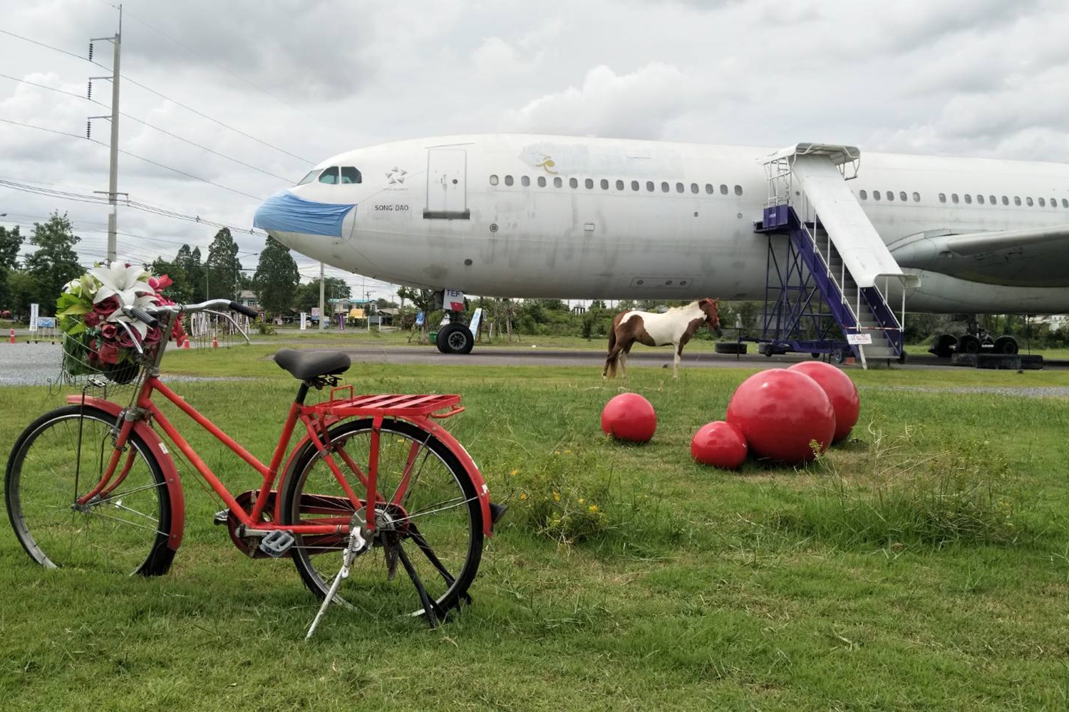 NEWSROOM ON THE PLANE visual data 4