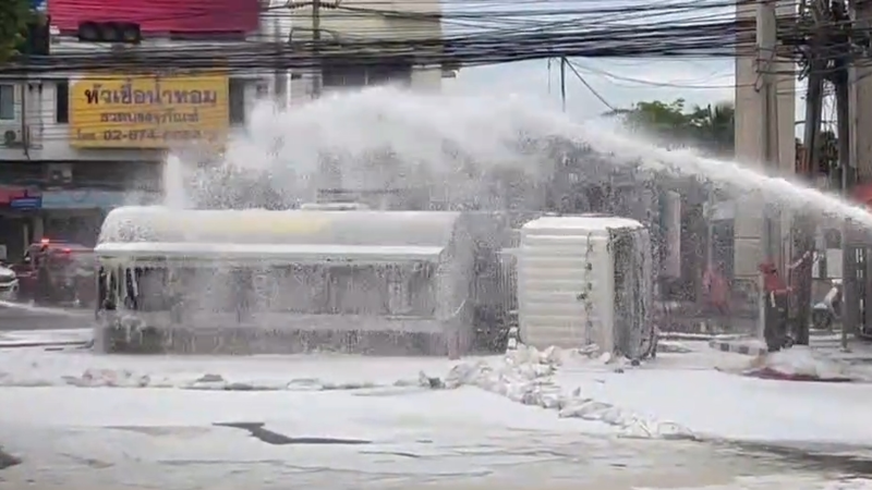 Oil spill at Bangkok intersection after tanker overturns - Thai Newsroom