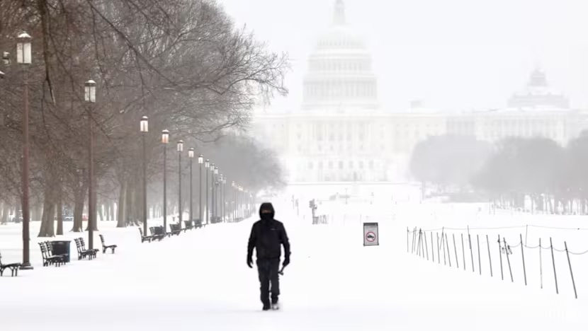 US storm leaves 850,000 without power, forces 10,000 flight ...